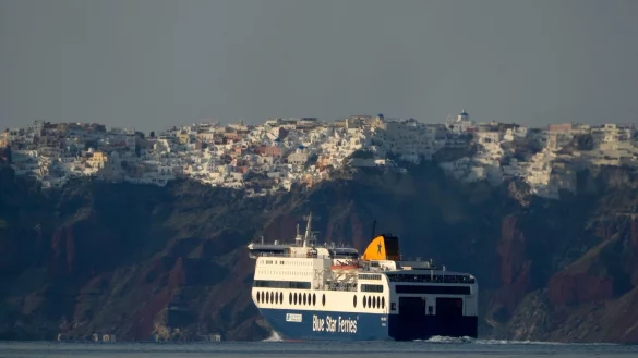 Immer mehr Menschen kehren mit den Fähren zurück nach Santorini. (Archivfoto) - © Petros Giannakouris/AP/dpa