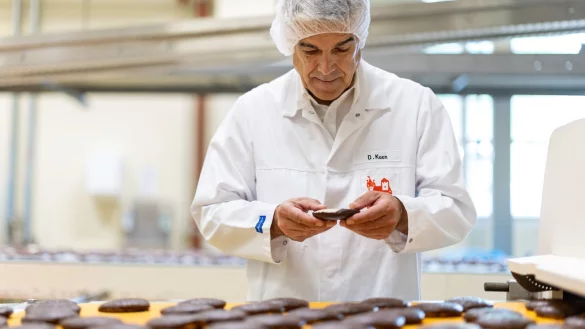Schon bald kommen die ersten Lebkuchen, Stollen und Zimtsterne in den Handel. - &copy; Daniel Karmann/dpa