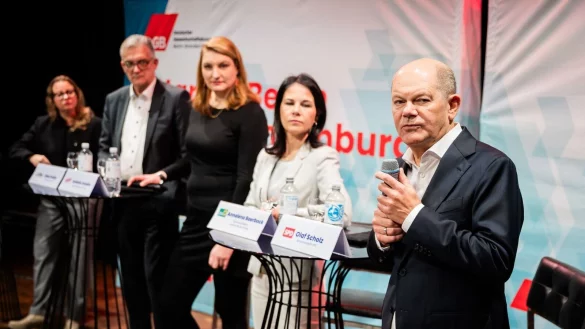 Bundeskanzler Olaf Scholz wirbt für niedrigere Strompreise. - © Christoph Soeder/dpa