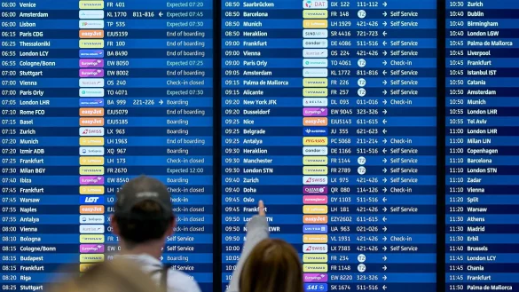 Zahlreiche Fl&uuml;ge starten auch am Montag versp&auml;tet. - &copy; Michael Ukas/dpa