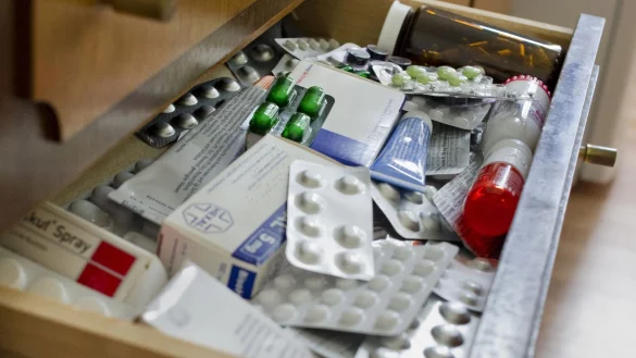 Sieht Ihre Hausapotheke auch so aus? Dann ist es Zeit, sich von Medikamenten zu trennen, die abgelaufen sind. - &copy; Franziska Gabbert/dpa-tmn