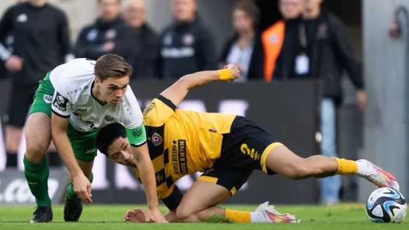 Thomas Kok (l) verl&auml;sst Preu&szlig;en M&uuml;nster. - &copy; Robert Michael/dpa