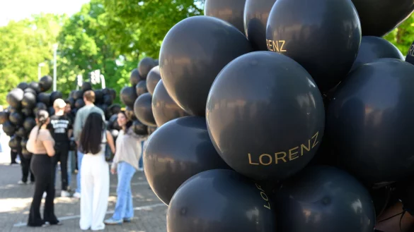 Bei einer Kundgebung f&uuml;r den von der Polizei erschossenen Lorenz steigen schwarze Ballons mit seinem Namen auf. - &copy; Izabela Mittwollen/dpa