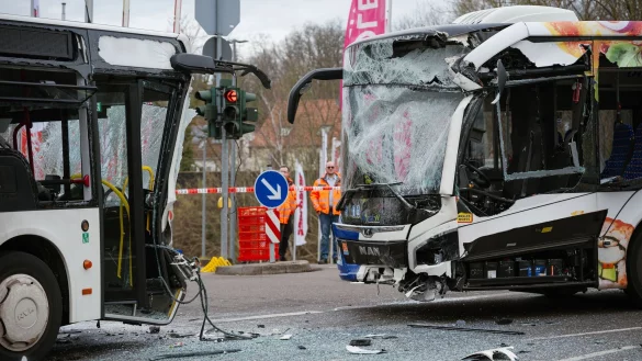 In Saarbrücken prallten zwei Linienbusse zusammen. - © Oliver Dietze/dpa