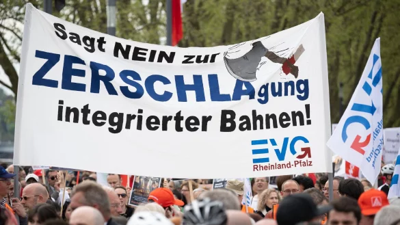 Die EVG kämpft seit Jahren gegen eine mögliche Aufspaltung der Bahn. (Archivbild) - © Sebastian Christoph Gollnow/dpa