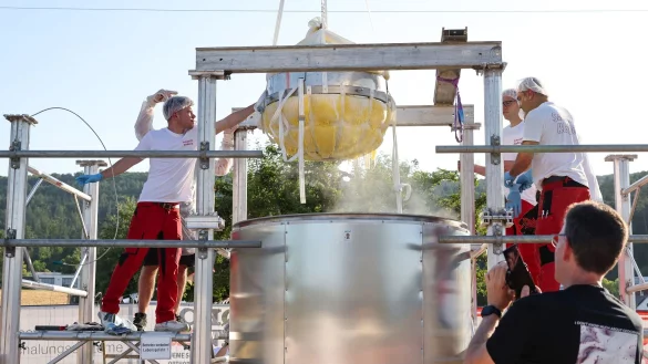 Bei ihrem 700-Jahr-Jubil&auml;um haben die Einwohner von Wombach in Unterfranken einen rund 465 Kilo schweren Kartoffelklo&szlig; hergestellt. - &copy; Daniel L&ouml;b/dpa