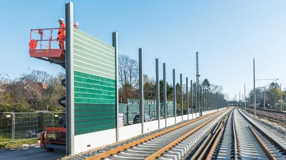 Die Bahn muss beim L&auml;rmschutzausbau entlang der Bestandsstrecke mehr Tempo machen. (Archivbild) - &copy; Markus Scholz/dpa