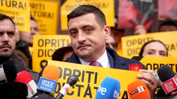 Der Rechtspopulist George Simion von der Partei AUR gilt als Favorit bei der Präsidentenwahl in Rumänien. (Archivbild) - © Andreea Alexandru/AP/dpa