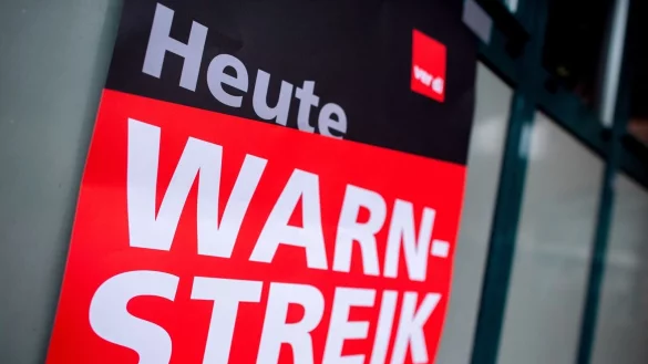 Auch in NRW haben sich Tausende an Warnstreiks beteiligt. - © Hauke-Christian Dittrich/dpa