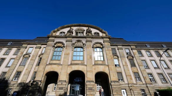 Das Landgericht Mönchengladbach hat einen einschlägig vorbestraften Mann unter anderem wegen besonders schwerer Vergewaltigung und gefährlicher Körperverletzung zu zwölf Jahren Haft verurteilt. (Symbolbild) - © Roberto Pfeil/dpa