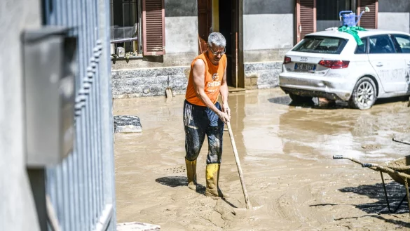 Nach den Unwettern sind die Menschen in Norditalien vielerorts mit Aufräumen beschäftigt. - © Jason Tschepljakow/dpa