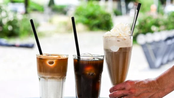 Iced Latte, Iced Coffee (also Kaffee mit Eiswürfeln) und klassischer Eiskaffee mit Vanilleeis und Sahne - präsentiert in einem Berliner Café. - © Jens Kalaene/dpa