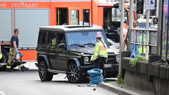 Beim Unfallauto handelt es sich um eine Mercedes-G-Klasse, einen Luxus-Gel&auml;ndewagen. - &copy; Bernd Wei&szlig;brod/dpa