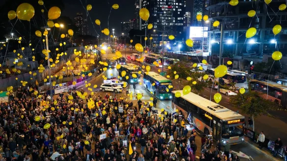 Das Forum der Geisel-Familien gab die Namen der sechs Männer bekannt, die am Samstag aus der Gewalt der Hamas freikommen sollen. - © Ariel Schalit/AP/dpa