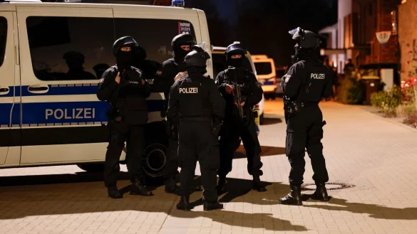 Die Polizei durchsucht mit Spezialkr&auml;ften zwei Wohnungen in K&ouml;ln und ein Haus in Pulheim. - &copy; Thomas Banneyer/dpa