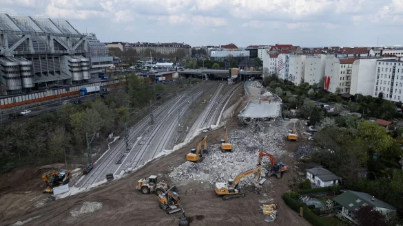 Hier stand bis vor kurzem noch eine Brücke: Die marode Ringbahnbrücke auf der A100 in Berlin wird abgerissen, weil sie zum Sicherheitsrisiko geworden war. - © Hannes P. Albert/dpa