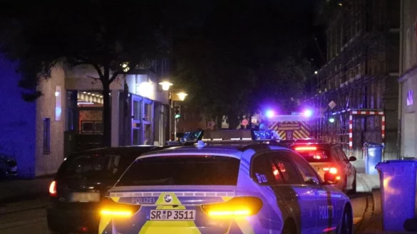 Anwohner hören Schussgeräusche - und finden einen verletzten Mann. Die Polizei nimmt nach stundenlanger Fahndung zwei Tatverdächtige fest. - © Markus Zechbauer/zema-medien/dpa