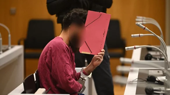 Der Angeklagte Sulaiman A. sitzt beim Prozessauftakt im Gerichtssaal. (Archivbild) - &copy; Marijan Murat/dpa