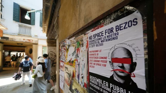 Gegen die Hochzeit von Amazon-Gründer Jeff Bezos und Laura Sánchez gibt es Proteste. - © Luca Bruno/AP/dpa