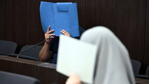 Gericht stellt islamistischem Tiktok-Star drei Jahre Haft in Aussicht. - © Federico Gambarini/dpa