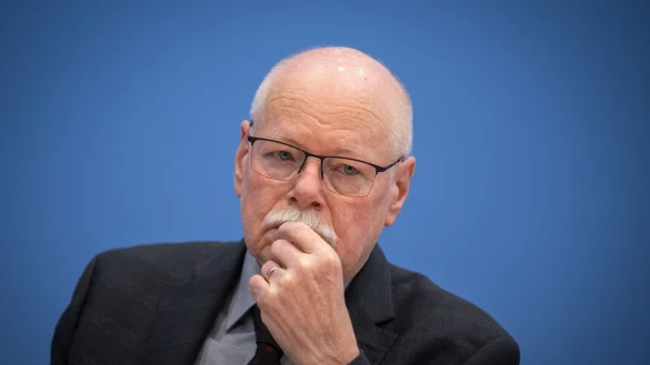 Der Vorsitzende der Innenministerkonferenz lehnt eine Absenkung des Alters für Strafmündigkeit ab. - © Soeren Stache/dpa