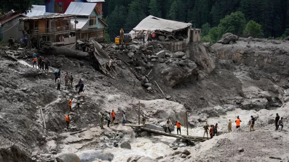 Die Wassermassen überraschten Pilger beim Essen. Mindestens 65 Menschen sind in Kaschmir bei einer Sturzflut gestorben. - © Channi Anand/AP/dpa