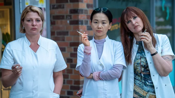 Szene aus der Serie «Marzahn Mon Amour»: Kathi Grabowski (Jördis Triebel), ihre Chefin Jenny Chan (Yvonne Yung Hee Bormann) und Kollegin Lulu Moll (Deborah Kaufmann). (Undatiertes Handout). - © Oliver Vaccaro/ARD Degeto Fim/UFA Fiction GmbH/dpa