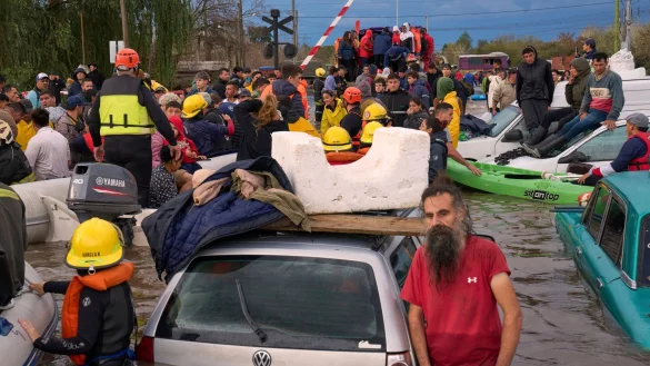 Ganze Landstriche sind überflutet. - © Rodrigo Abd/AP/dpa