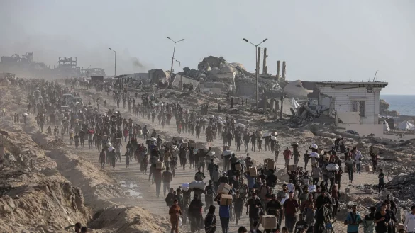 Wer Hilfsgüter im Gazastreifen bekommt, muss teils weite Wege auf sich nehmen. (Archivbild) - © Omar Ashtawy/APA Images via ZUMA Press Wire/dpa