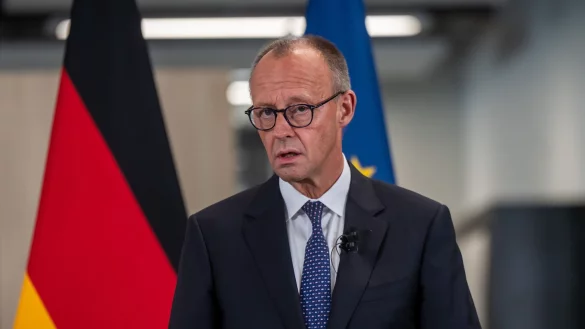 Bei seinem Besuch in Gro&szlig;britannien &auml;u&szlig;erte der Kanzler sich zu den Gespr&auml;chen mit den USA &uuml;ber Patriot-Systeme f&uuml;r die Ukraine. - &copy; Michael Kappeler/dpa