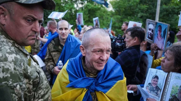 Freigelassene ukrainische Kriegsgefangene nach einem Austausch (Archivbild) - © Evgeniy Maloletka/AP/dpa