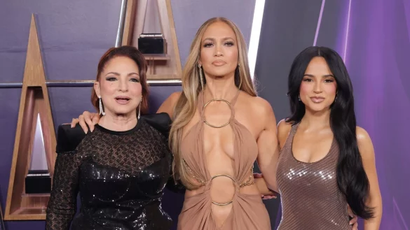 Jennifer Lopez (Mitte) moderierte die AMA-Verleihung in Las Vegas. - © Crash/imageSPACE via ZUMA Press Wire/dpa