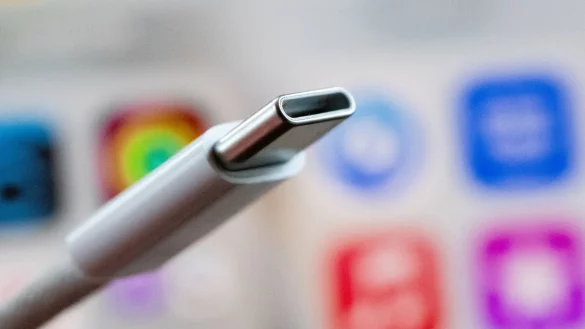Was kann das Kabel? Angaben zu Datenspeed und Watt: Das USB Implementers Forum hat neue Logos für USB-Ports und USB-C-Kabel entwickelt. - © Franziska Gabbert/dpa-tmn