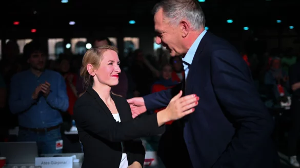 Die Linken-Vorsitzenden Ines Schwerdtner und Jan van Aken ernteten beim Parteitag Jubel der Delegierten. - © Sebastian Christoph Gollnow/dpa