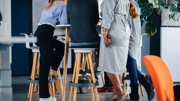 Mit engen Freunden ist ein Gespräch über das Gehalt kein Problem. Der Arbeitgeber kann in der Regel auch nicht verbieten, sich mit Kolleginnen und Kollegen über das Thema auszutauschen. - © Zacharie Scheurer/dpa-tmn