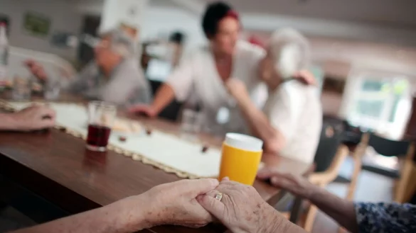 Maximal zwölf Leute: In einer Pflege-WG geht es oft familiärer zu als im Pflegeheim. - © Oliver Berg/dpa/dpa-tmn