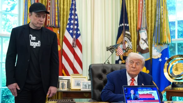 US-Präsident Donald Trump verabschiedet Tech-Milliardär Elon Musk, der für die Regierung die Kostensenkungsinitiative Doge führte. - © Evan Vucci/AP/dpa