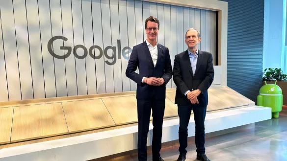 Hendrik W&uuml;st bei seiner USA-Reise mit Google-Manager Ken Walker. (Archivbild) - &copy; Stella Venohr/dpa