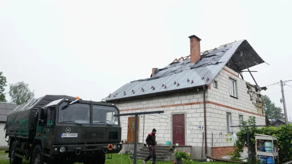 Ein Mann geht an einem besch&auml;digten Haus vorbei, nachdem russische Drohnen den polnischen Luftraum verletzt haben. (Archivbild) - &copy; Czarek Sokolowski/AP/dpa