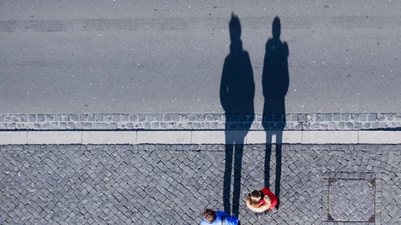 Die Beziehungszufriedenheit sinkt zunächst graduell. (Archivbild) - © Julian Stratenschulte/dpa