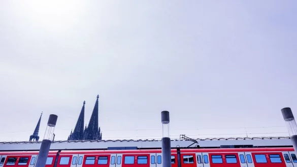 Schwere Zeit f&uuml;r Pendler: Am K&ouml;lner Hbf f&auml;hrt kaum ein Zug - &copy; Rolf Vennenbernd/dpa