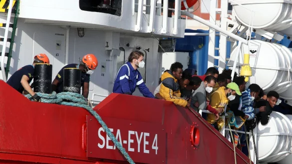 Die Seenotretter f&uuml;rchten, dass sie k&uuml;nftig weniger Menschen helfen k&ouml;nnen. (Archivbild) - &copy; Alberto Lo Bianco/LaPresse/AP/dpa