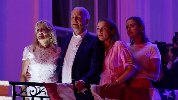 US-Pr&auml;sident Joe Biden mit seiner Ehefrau Jill und den Enkelinnen Finnegan (2r) und Naomi. (Archivbild) - &copy; Patrick Semansky/AP/dpa