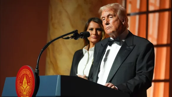 Unter Ökonomen und Wirtschaftsfachleuten weltweit sind laut einer internationalen Umfrage die Ängste vor negativen Folgen der zweiten Amtszeit Donalds Trumps als US-Präsident in Nordamerika und Europa am größten. - © Evan Vucci/AP/dpa