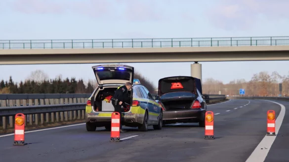 Polizisten stoppen den fl&uuml;chtigen Autofahrer auf der Autobahn 31. - &copy; Matthias Br&uuml;ning/dpa