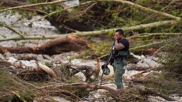 Noch immer wird nach mindestens 27 Kindern aus einem Sommercamp gesucht. - © Julio Cortez/AP/dpa