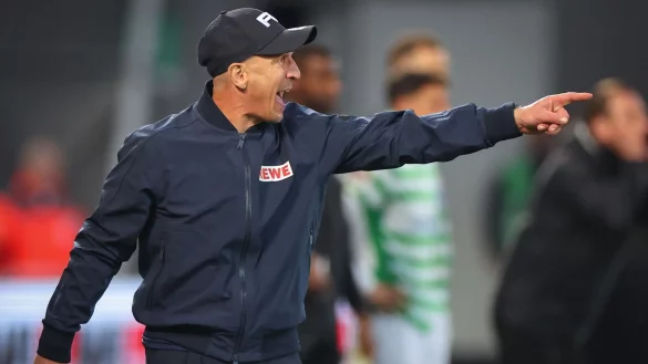 Kölns Coach Struber gibt gegen Münster die Richtung vor. Es zählt nur ein Sieg. - © Daniel Karmann/dpa