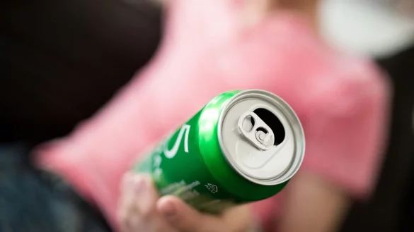 Der regelmäßige Griff zum Bier? Wer an einer Alkoholabhängigkeit leidet, benötigt in der Regel Hilfe. - © Alexander Heinl/dpa-tmn