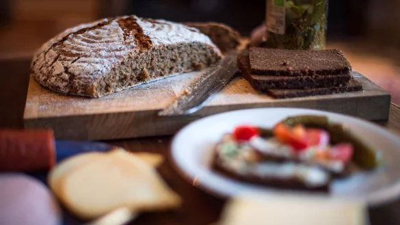 «Abendbrot» wird in Deutschland oft das Abendessen genannt. Zu sich genommen wird es zwischen 17 und 19 Uhr. Stirbt es bald aus, wenn die jungen Leute von heute es weniger mögen als die älteren? (Symbolbild) - © Sina Schuldt/dpa
