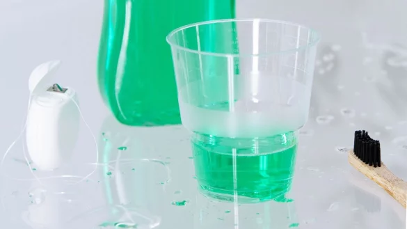 Durchwachsenes Ergebnis: «Stiftung Warentest» hat 20 Mundspüllösungen untersucht, darunter drei Produkte für Kinder. - © Anna Hirte/dpa-tmn